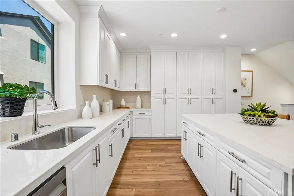 Condominium for sale at 5876 Linden Ave Avenue 6, Long Beach, CA featuring 3 beds and 4 baths