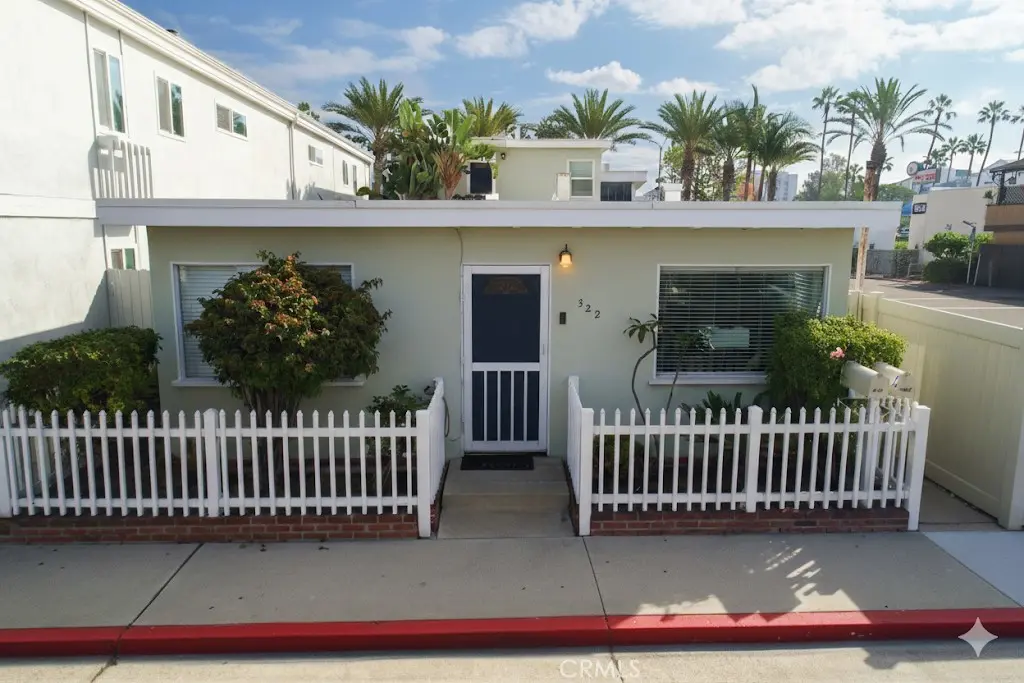 Duplex for rent at 522 Clubhouse Avenue, Newport Beach, CA featuring 2 beds and 1 bath