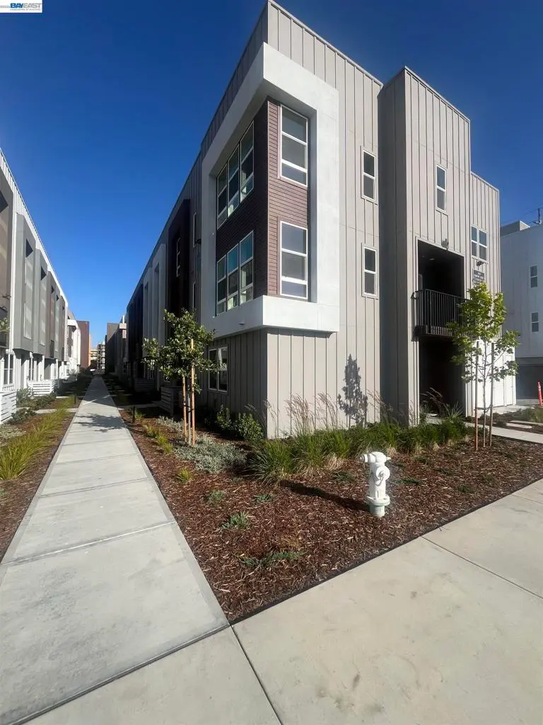 Condominium for sale at 2019 Clement Avenue, Alameda, CA featuring 3 beds and 4 baths