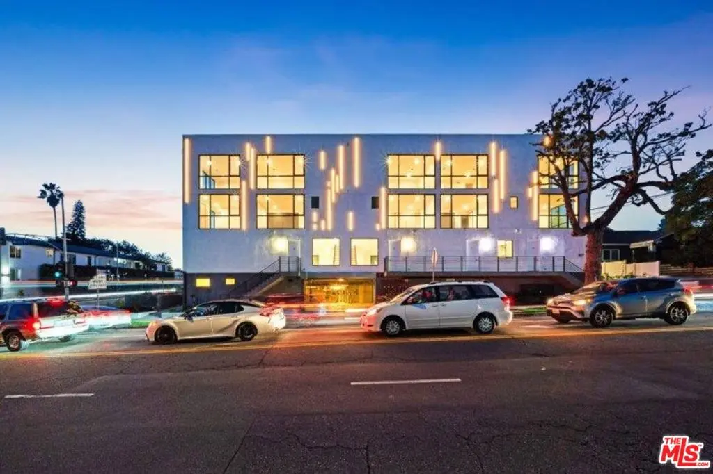 Residential Lease for rent at 307 N Wilton Place 101, Los Angeles, Los Angeles County, CA featuring 3 beds and 4 baths