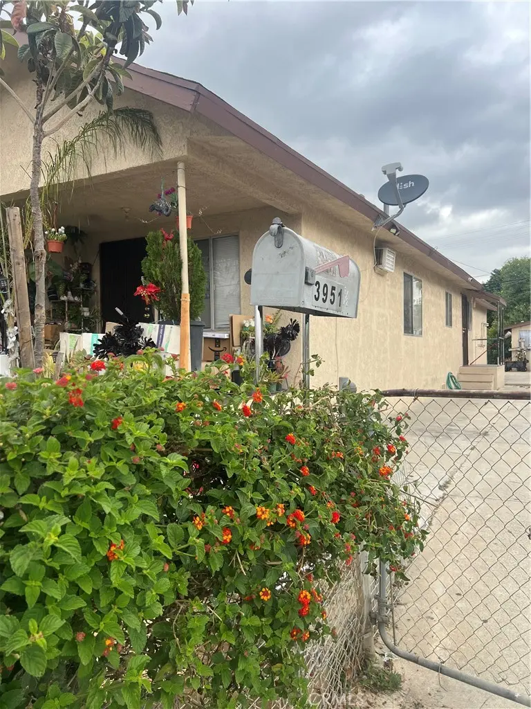 Residential Lease for rent at 3951 Hammel Street 1/2, Los Angeles, Los Angeles County, CA featuring 3 beds and 1 bath