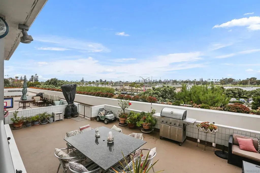 Single Family Residence for rent at 1770 Avenida Del Mundo 106, Coronado, CA featuring 2 beds and 2 baths