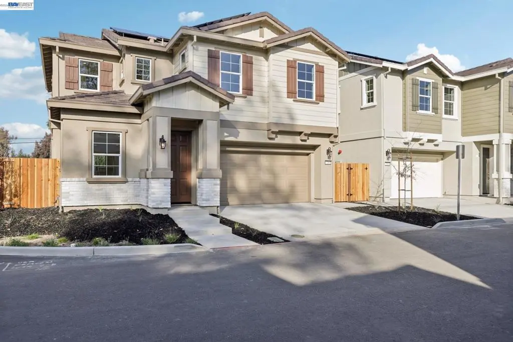 Residential for sale at 117 Creek View Cir, Fairfield, CA featuring 3 beds and 3 baths