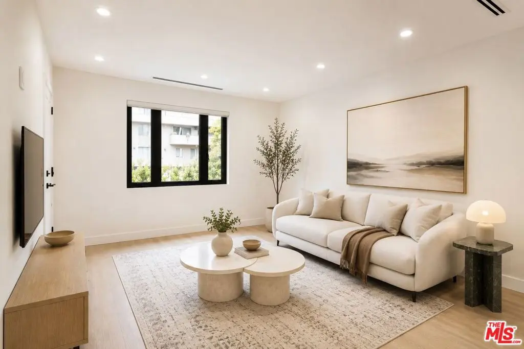 Residential Lease for rent at 912 N Harper Avenue 2, Los Angeles, Los Angeles County, CA featuring 2 beds and 2 baths