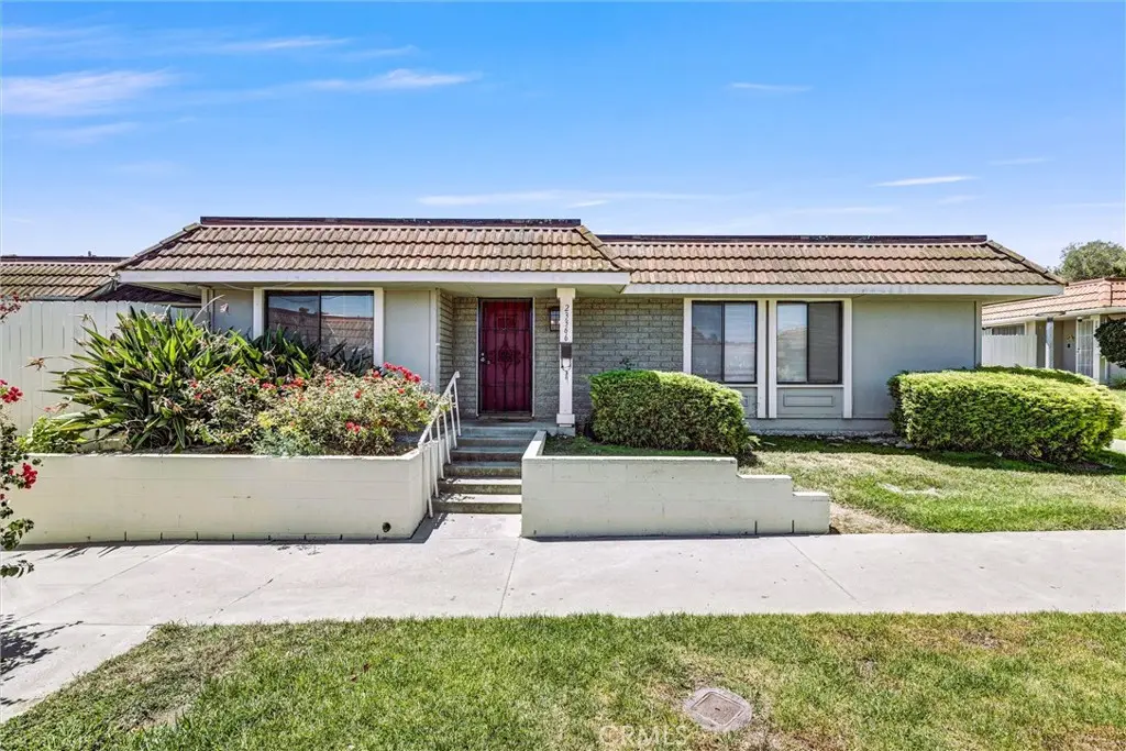 Townhouse for sale at 23366 El Reposa, Aliso Viejo, CA featuring 3 beds and 2 baths