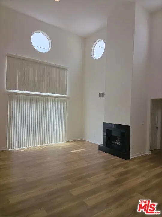 Residential Lease for rent at 2050 S Bentley Avenue PH 5, Los Angeles, Los Angeles County, CA featuring 2 beds and 2 baths