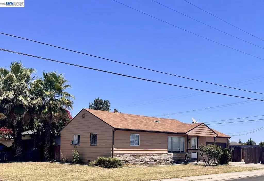 Single Family Residence for sale at 1003 Trinity St, Manteca, CA featuring 3 beds and 1 bath