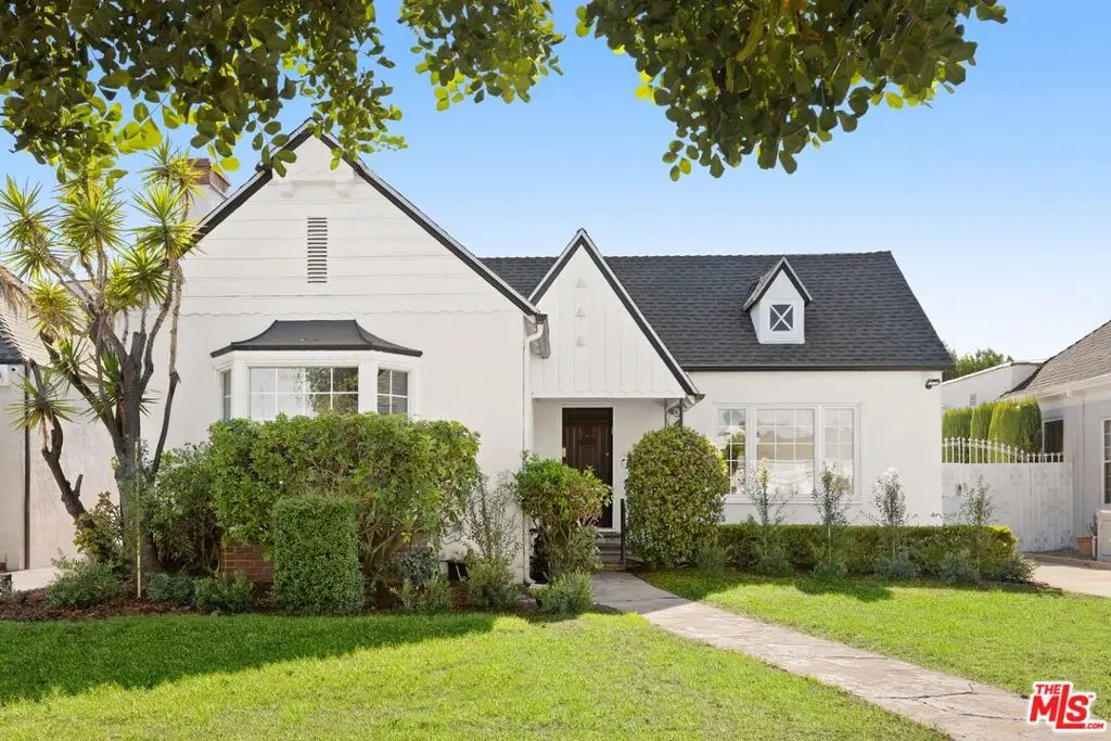 Residential Lease for rent at 211 S Formosa Avenue, Los Angeles, Los Angeles County, CA featuring 4 beds and 4 baths