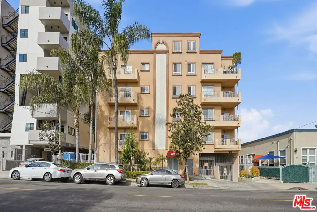 Residential Lease for rent at 1037 S Fedora Street 204, Los Angeles, Los Angeles County, CA featuring 2 beds and 2 baths