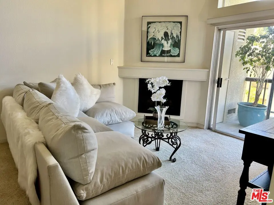 5535 Canoga Avenue 319, Woodland Hills, CA — listing photo 1