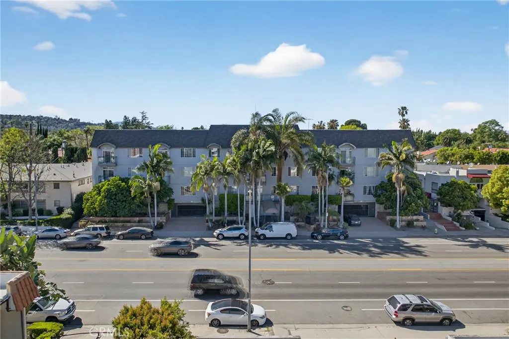 4441 Woodman Avenue 204, Sherman Oaks, CA — listing photo 1