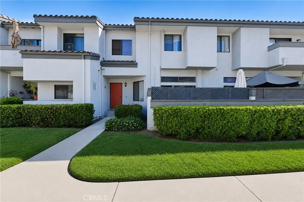 Condominium for sale at 32 Brownfield Lane, Pomona, CA featuring 2 beds and 3 baths