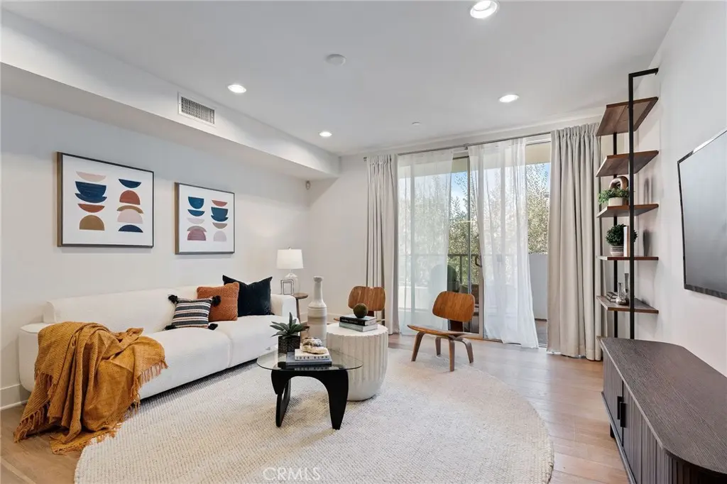Residential Lease for rent at 118 N Kings Rd 201, Los Angeles, Los Angeles County, CA featuring 3 beds and 3 baths