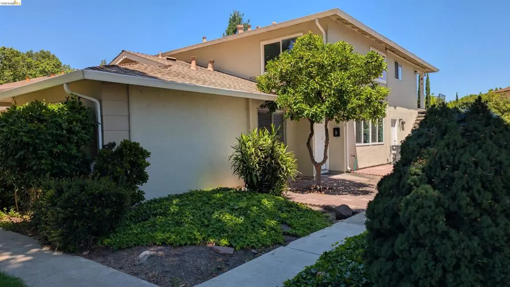 Condominium for sale at 1387 Del Rio Cir B, Concord, CA featuring 2 beds and 1 bath
