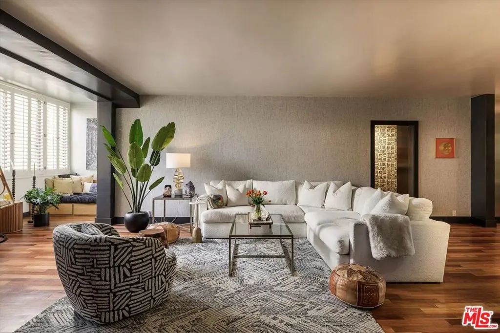 Condominium for sale at 531 N Rossmore Avenue 204, Los Angeles, CA featuring 2 beds and 2 baths