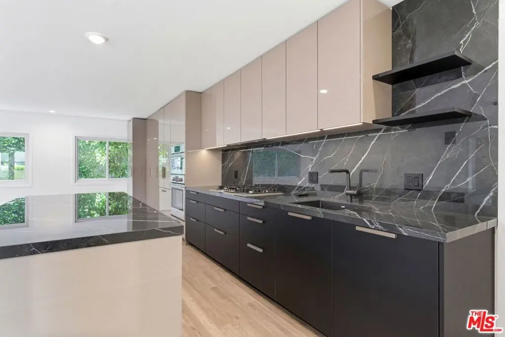 Residential Lease for rent at 1233 N Laurel Avenue 109, Los Angeles, Los Angeles County, CA featuring 2 beds and 2 baths