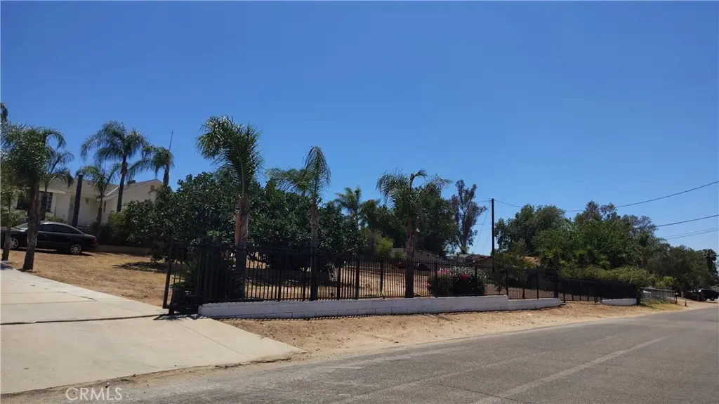 Single Family Residence for sale at 9550 52nd, Jurupa Valley, CA featuring 3 beds and 2 baths