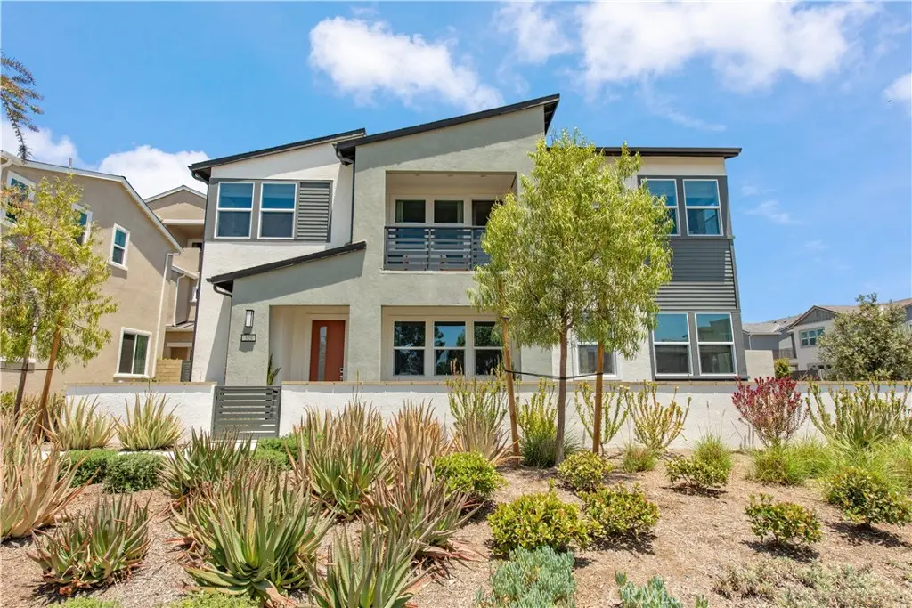 Condominium for rent at 320 Junco, Irvine, CA featuring 3 beds and 3 baths