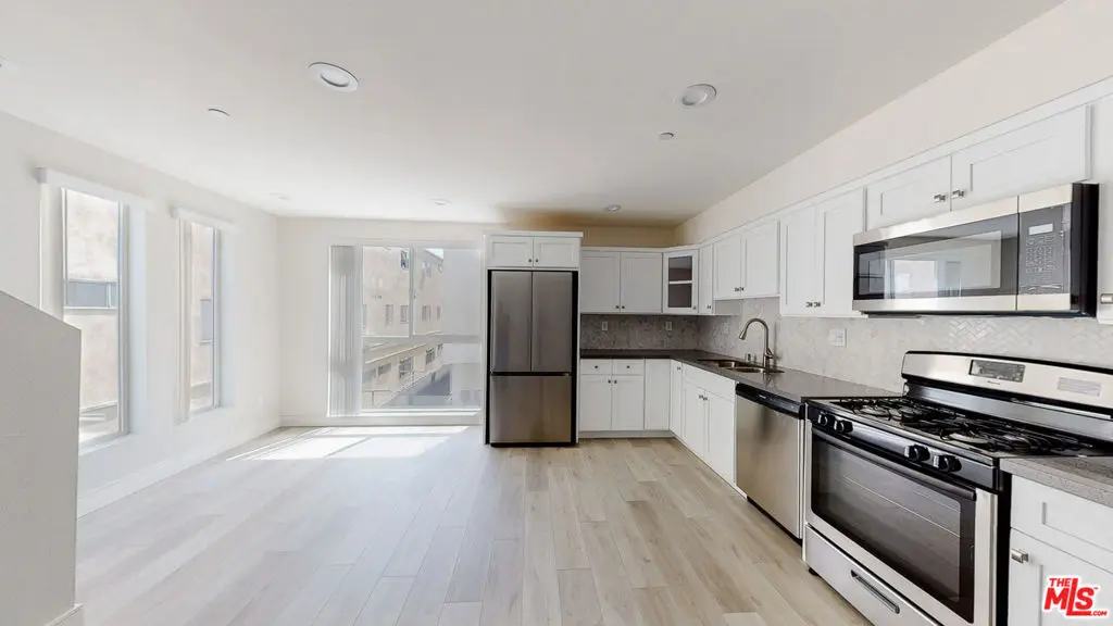 Residential Lease for rent at 953 N Mariposa Avenue 2, Los Angeles, Los Angeles County, CA featuring 4 beds and 5 baths