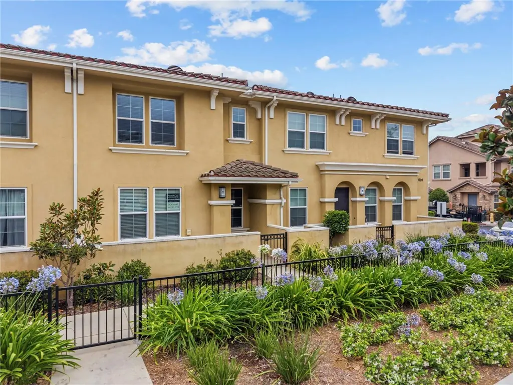 1690 Heywood C, Simi Valley, CA — listing photo 1