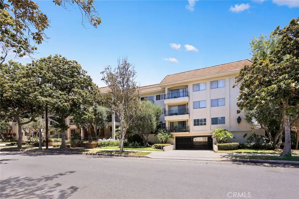 Condominium for sale at 420 S Madison 213, Pasadena, CA featuring 1 bed and 2 baths