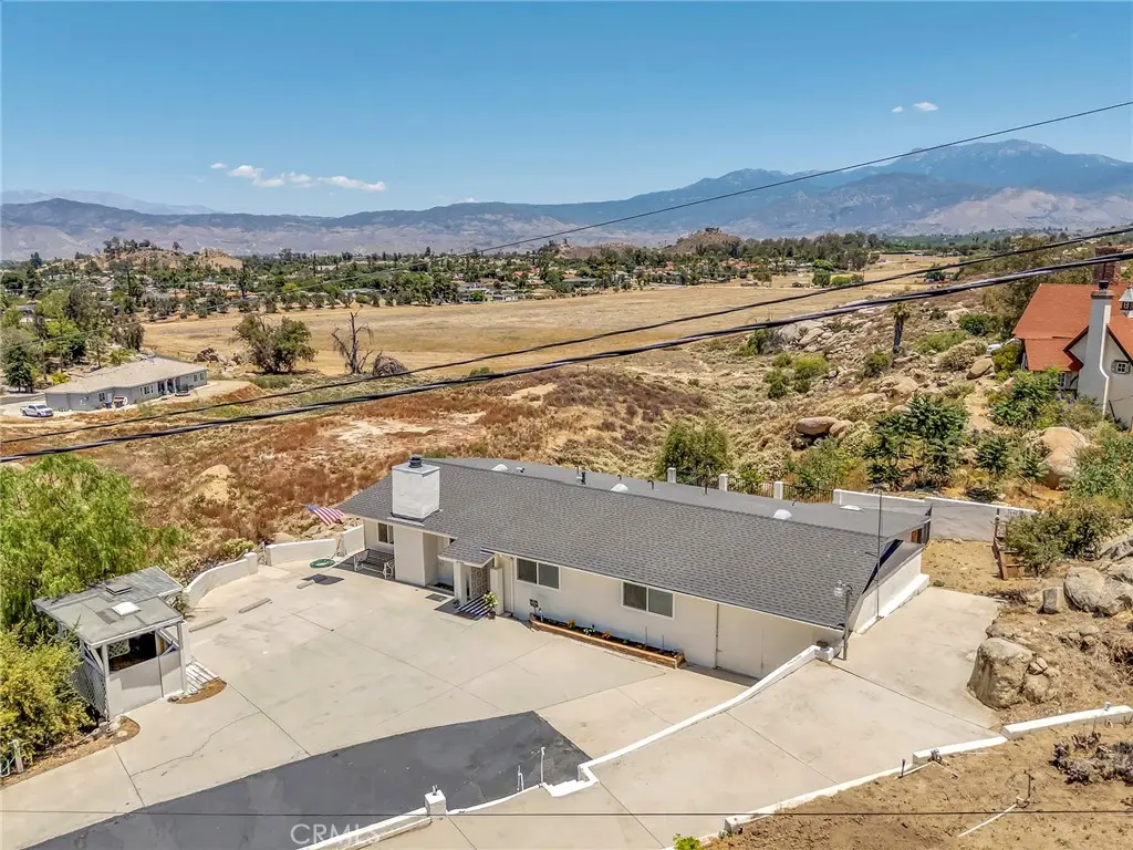 Single Family Residence for sale at 27756 Vista Del Valle, Hemet, CA featuring 3 beds and 2 baths