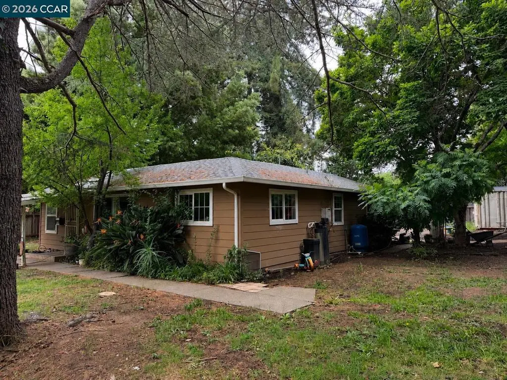 Single Family Residence for sale at 1038 Johnston St, Napa, CA featuring 3 beds and 1 bath