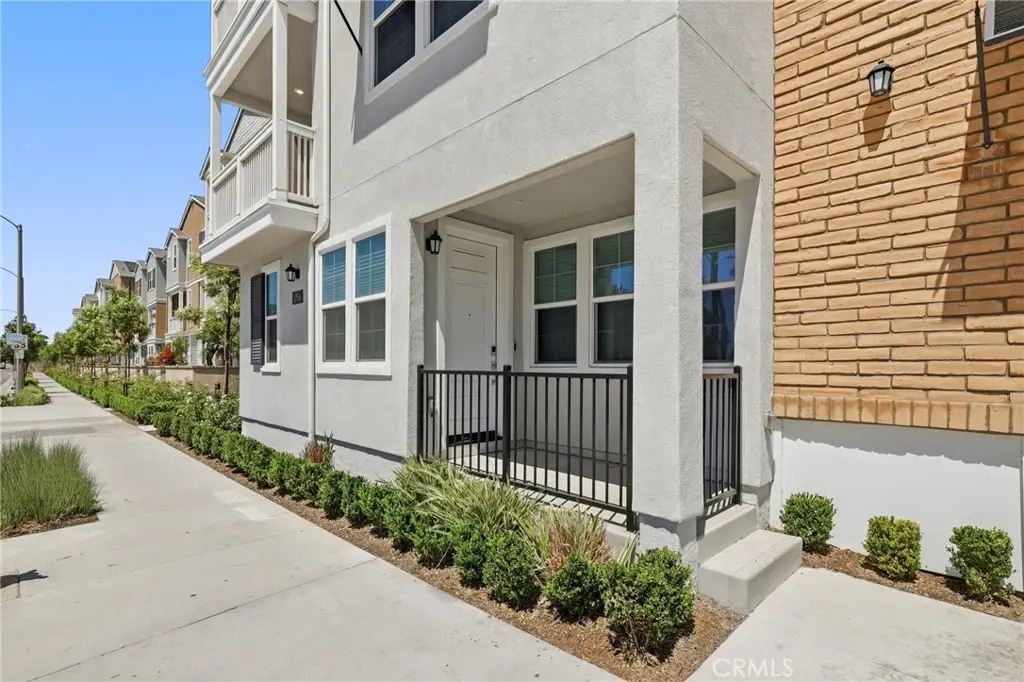 Condominium for sale at 175 W La Palma Avenue 6, Anaheim, CA featuring 2 beds and 4 baths