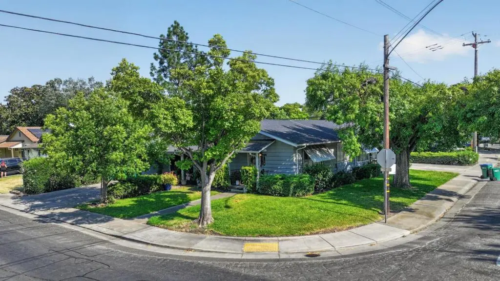 Triplex for sale at 442 W Lincoln Road, Stockton, CA