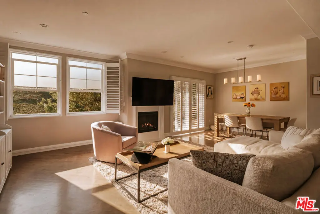 4237 Longridge Avenue 203, Studio City, CA — listing photo 1