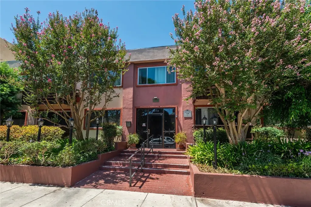 5349 Newcastle 20, Encino, CA — listing photo 1