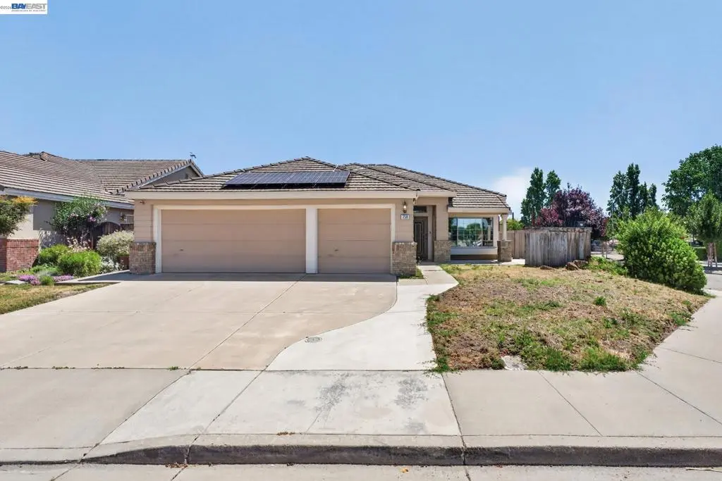 Single Family Residence for sale at 250 Fox Meadow Ct, Tracy, CA featuring 4 beds and 2 baths