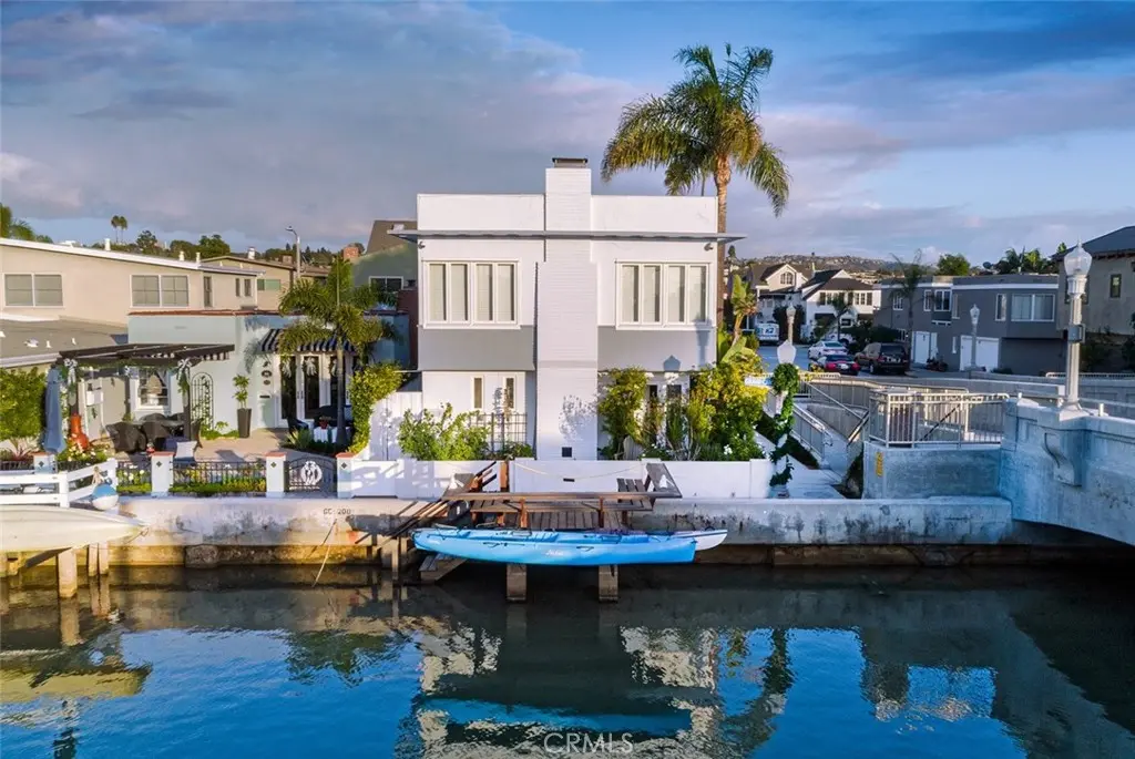 Single Family Residence for rent at 200 Grand Canal, Newport Beach, CA featuring 4 beds and 3 baths
