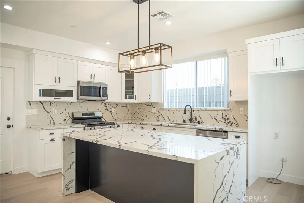 Residential Lease for rent at 3046 west Boulevard, Los Angeles, Los Angeles County, CA featuring 5 beds and 6 baths