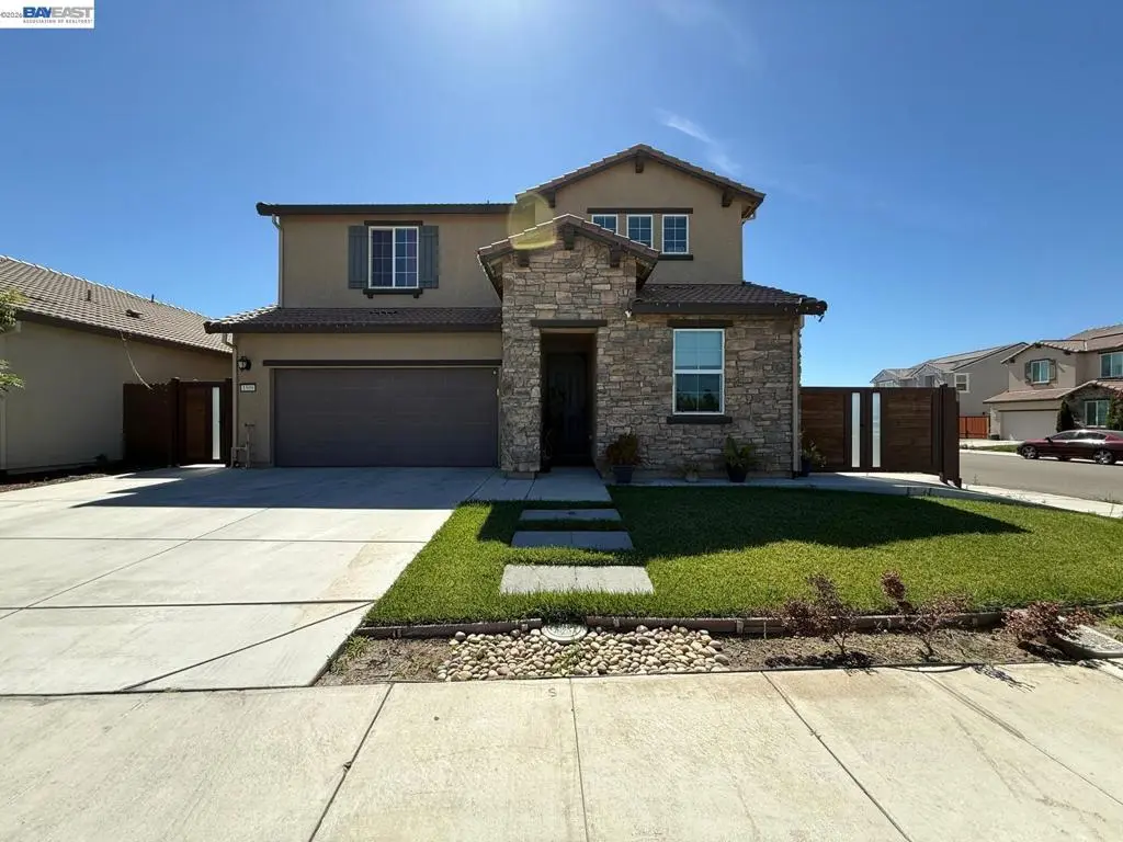 Single Family Residence for rent at 1509 Adelsheim Ave, Manteca, CA featuring 4 beds and 3 baths