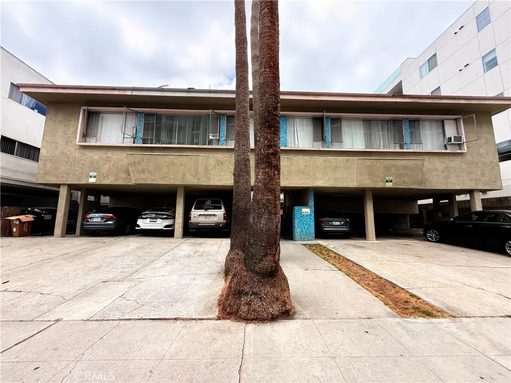 423 S Le Doux Rd 10, Los Angeles, CA — listing photo 1