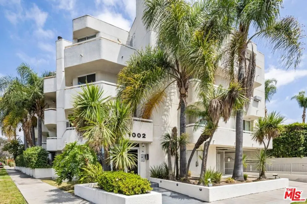 Condominium for sale at 1002 S Burnside Avenue 203, Los Angeles, CA featuring 2 beds and 2 baths