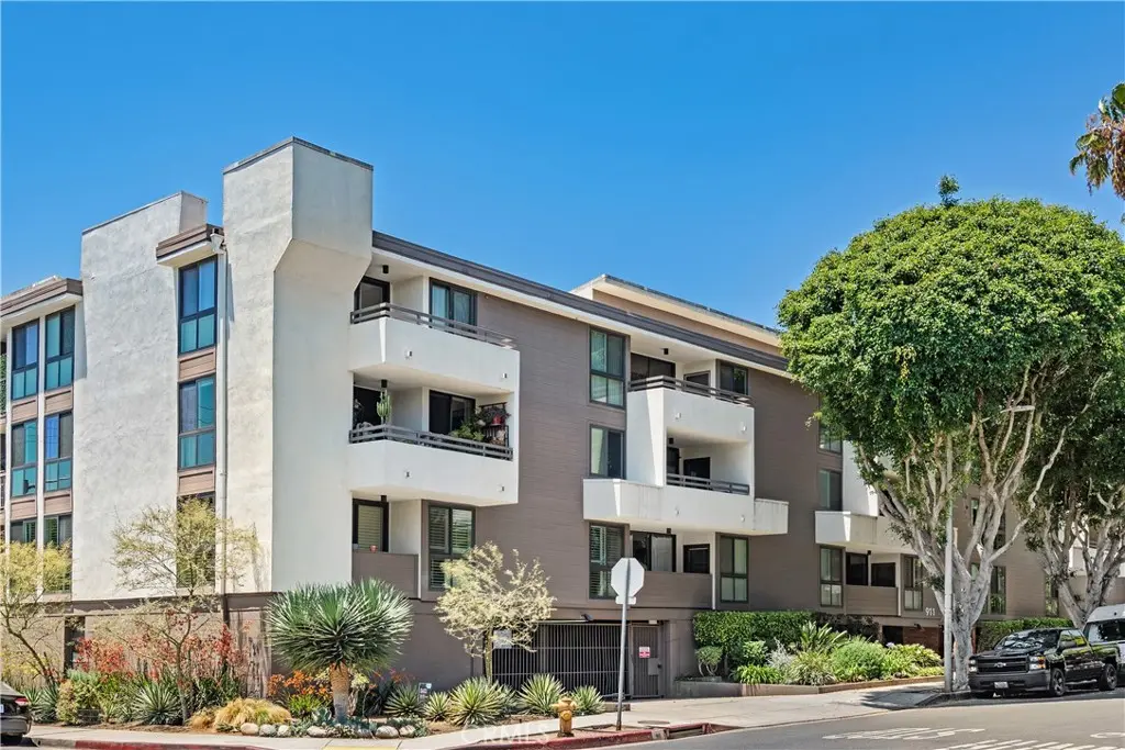 Condominium for sale at 911 N Kings Road 319, West Hollywood, CA featuring 1 bed and 1 bath