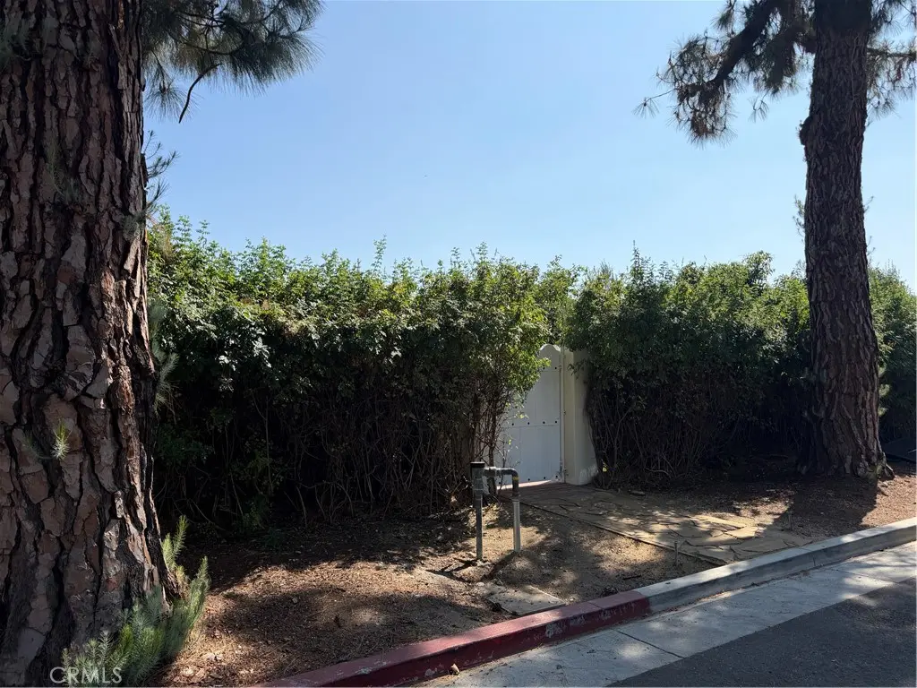 Residential Lease for rent at 305 W Kenneth Road, Glendale, Los Angeles County, CA featuring 1 bed and 1 bath