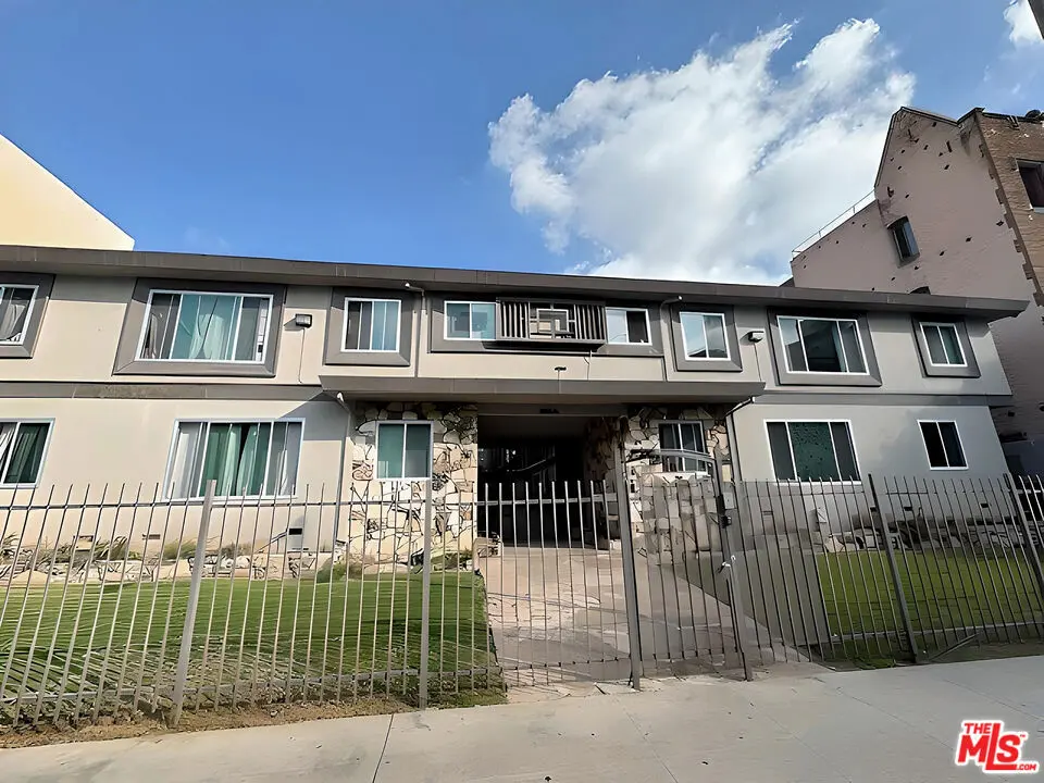 Condominium for rent at 228 S Mariposa Avenue 17, Los Angeles, CA and 1 bath