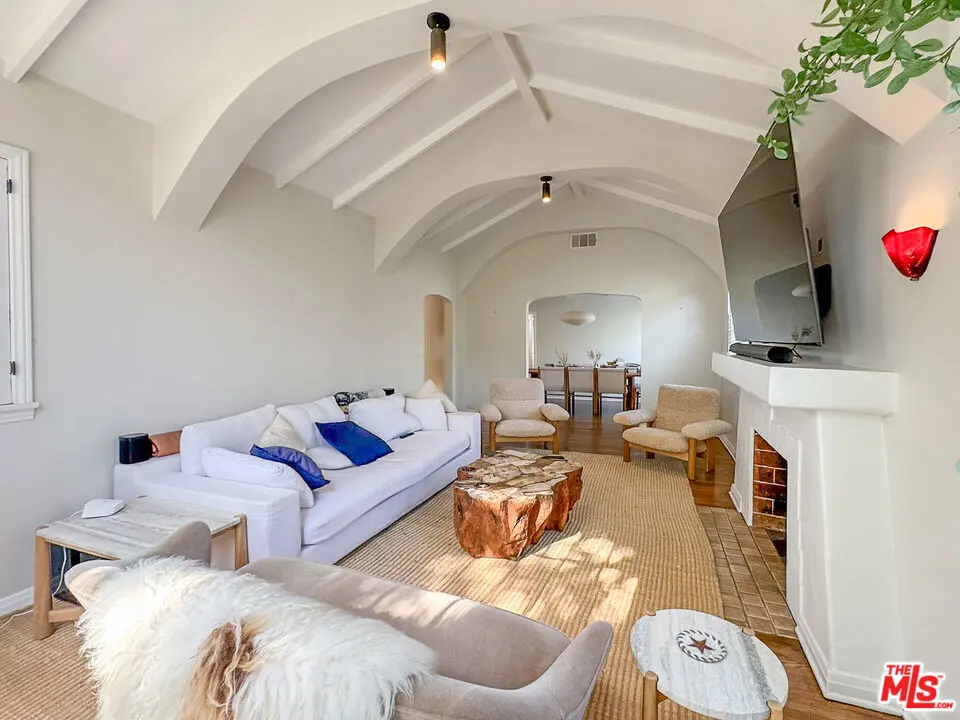 Residential Lease for rent at 345 Westbourne Drive, Los Angeles, Los Angeles County, CA featuring 3 beds and 2 baths