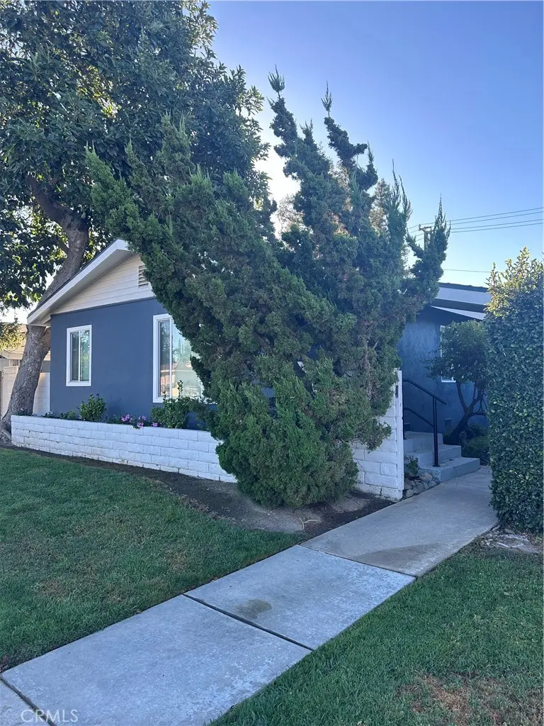 Duplex for rent at 514 E Chalynn Circle, Orange, CA featuring 3 beds and 1 bath