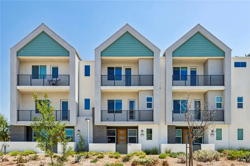 Condominium for rent at 275 Sash, Irvine, CA featuring 2 beds and 3 baths