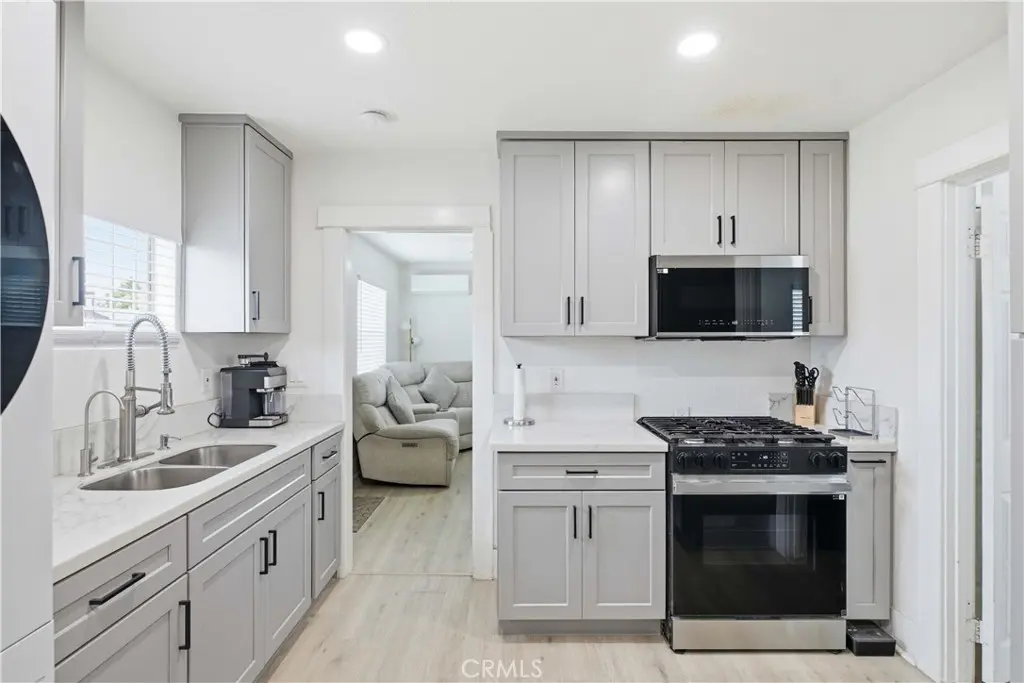 Single Family Residence for sale at 5964 S Halldale, Los Angeles, CA featuring 2 beds and 1 bath
