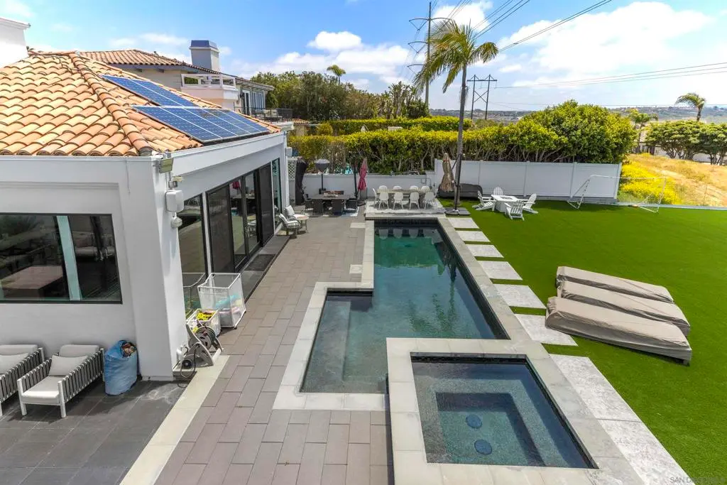 Single Family Residence for rent at 3325 Caminito Daniella, Del Mar, CA featuring 6 beds and 6 baths
