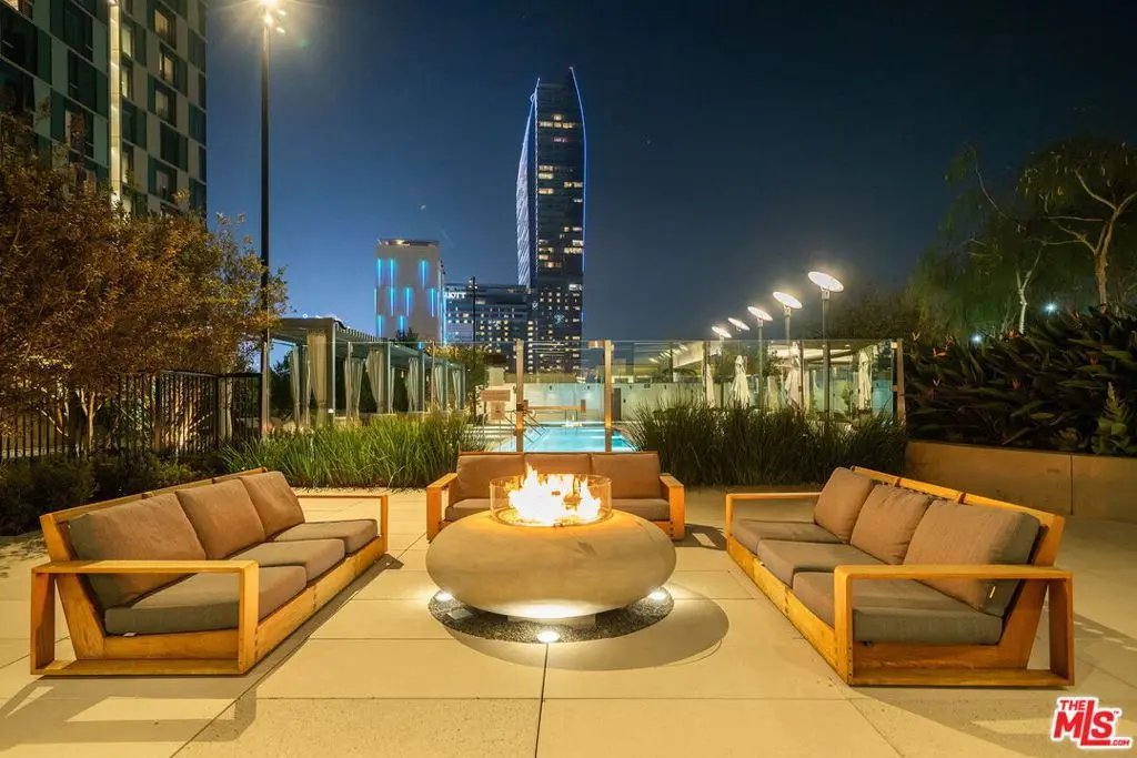 Residential Lease for rent at 889 Francisco Street 3801, Los Angeles, Los Angeles County, CA featuring 1 bed and 2 baths