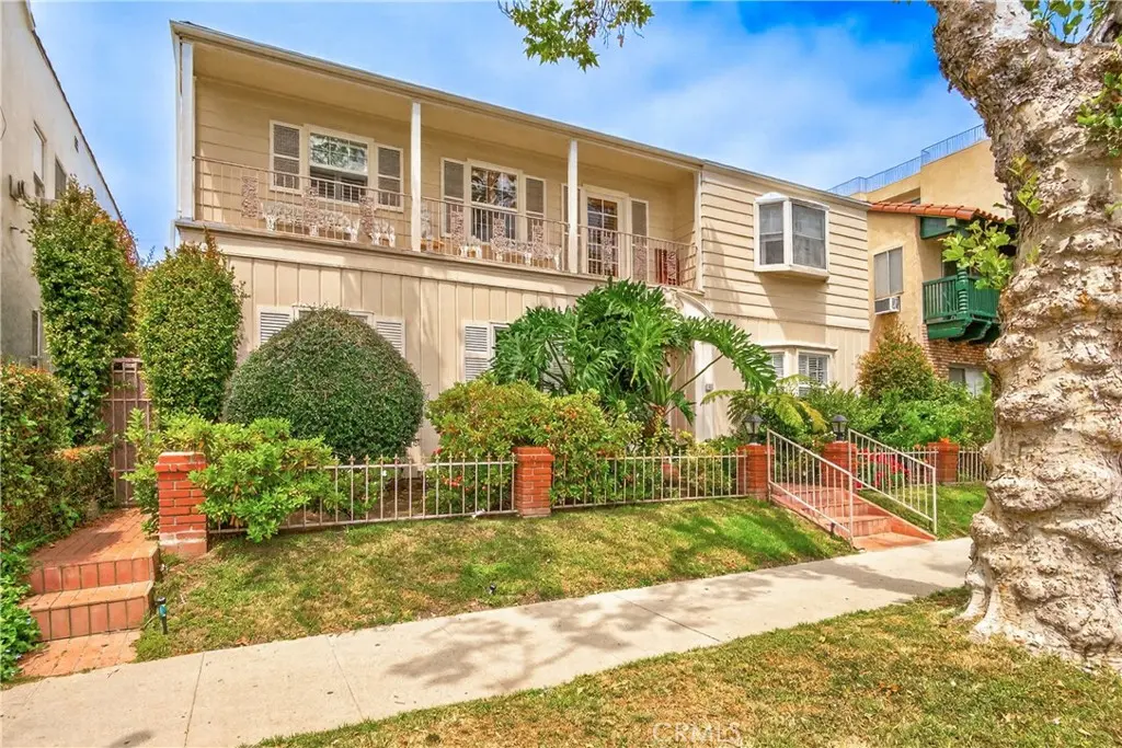 Residential Lease for rent at 135 S Canon Drive, Beverly Hills, Los Angeles County, CA featuring 2 beds and 2 baths