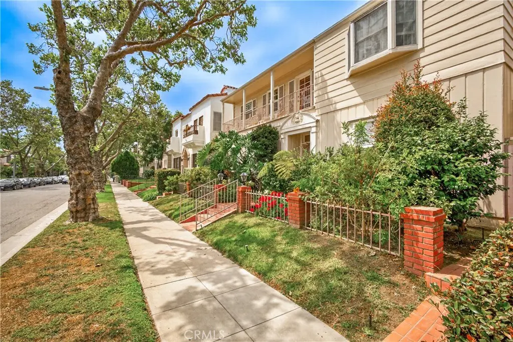 Residential Lease for rent at 135 1/2 S Canon Drive, Beverly Hills, Los Angeles County, CA featuring 2 beds and 2 baths