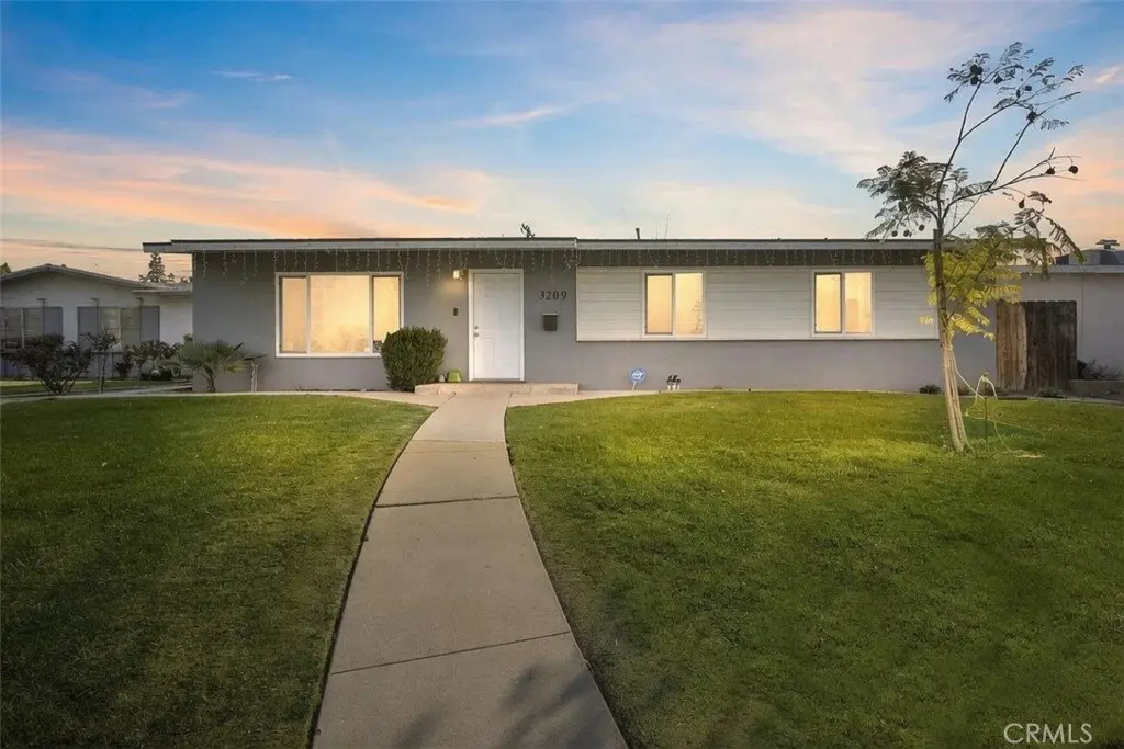 3209 Idaho, Bakersfield, CA — listing photo 1