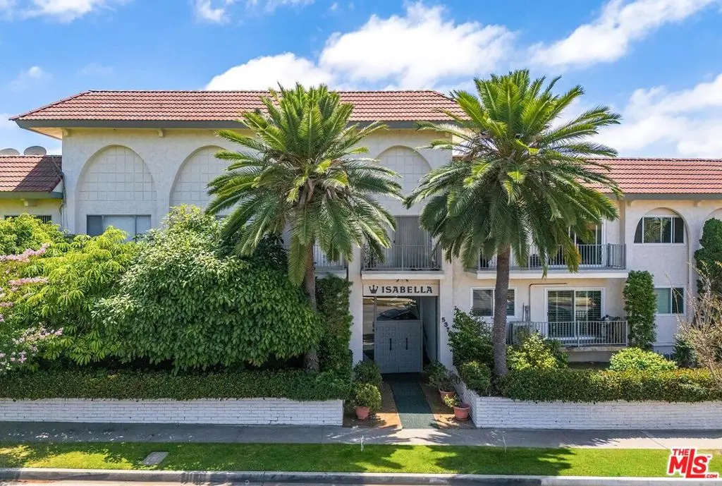Condominium for sale at 5376 Fairview Boulevard 102, Los Angeles, CA featuring 2 beds and 2 baths